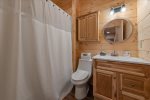 Main level bathroom with shower/tub combo